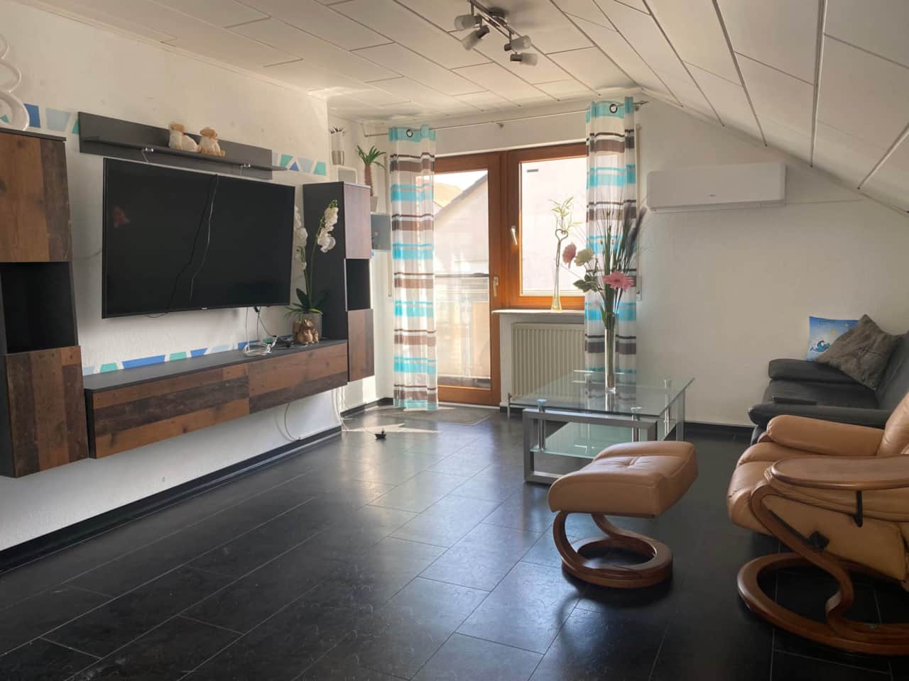 Neckarschleife- großzügiges Wohnzimmer