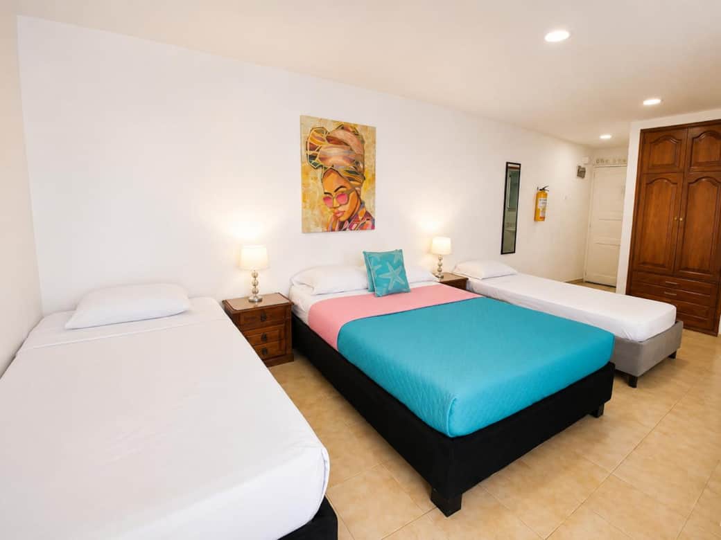 Monoambiente con cama doble y dos camas sencillas