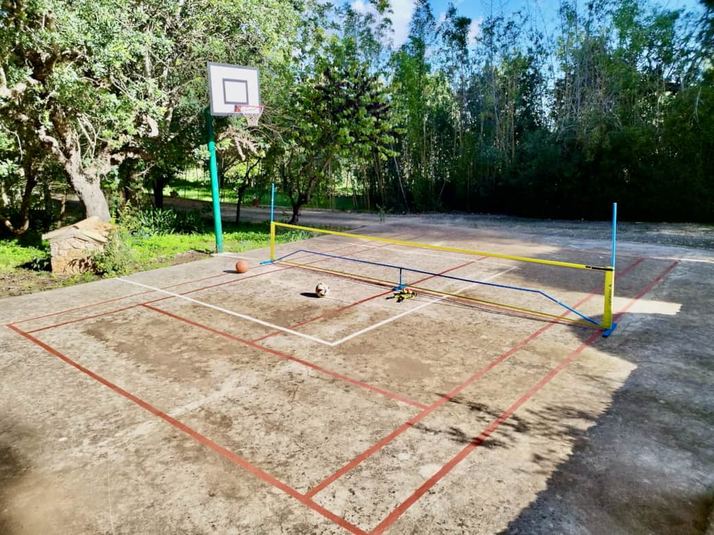 Pista privada de baloncesto-minitenis-badminton con pelotas y 8 raquetas disponibles. Pista privada de baloncesto-minitenis-badminton con pelotas y 8 raquetas disponibles.
