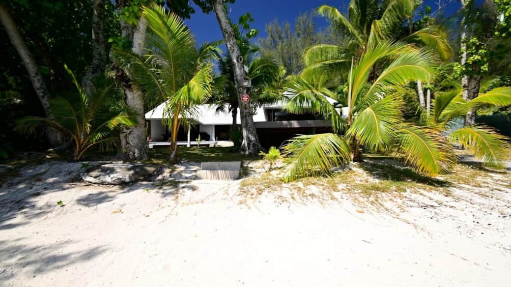 A villa set on an islet in Moorea lagoon Fare One Island Moorea, French Polynesia A villa set on an islet in Moorea lagoon Fare One Island Moorea, French Polynesia