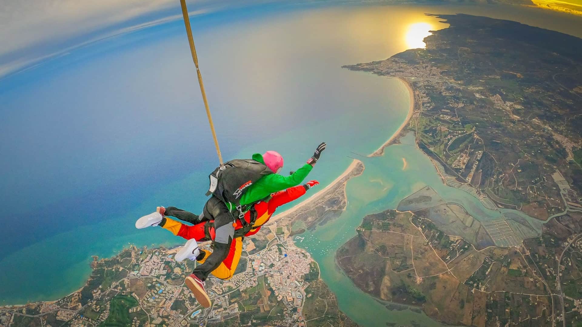 Parachute tandem ouvert au-dessus de l’Algarve
