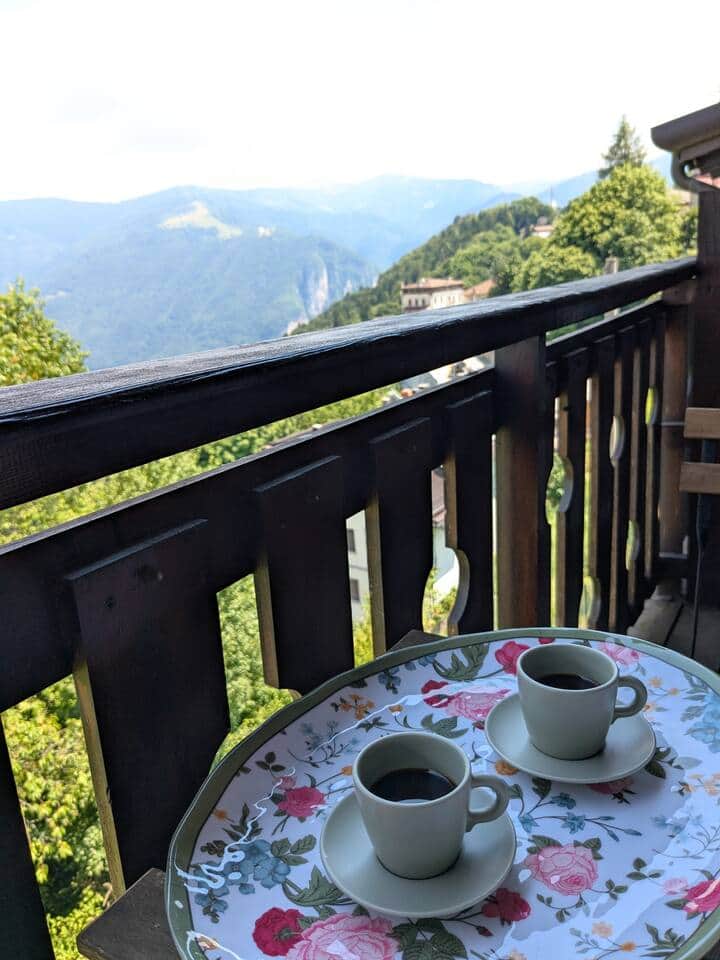 Terrazza privata con ringhiera in legno e vista aperta sulle montagne