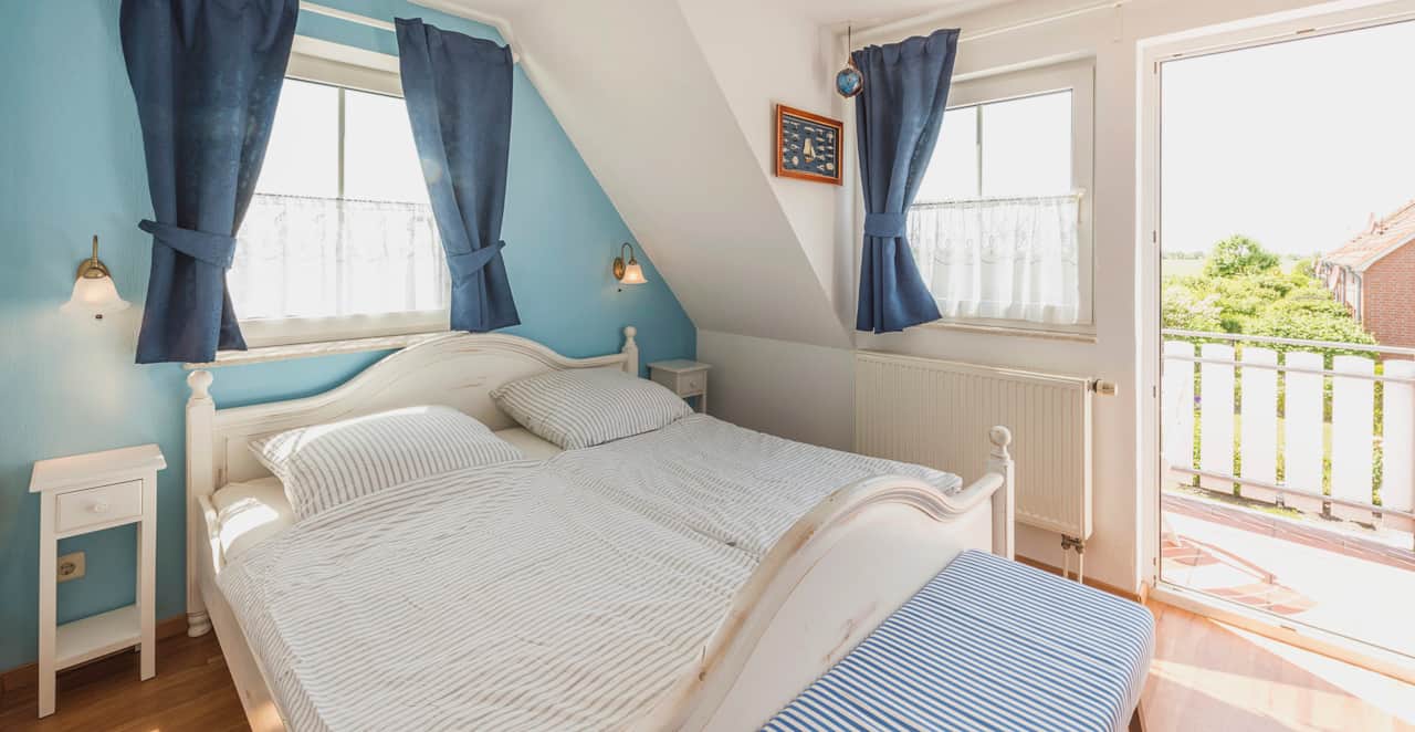 1. OG - großzügiges Schlafzimmer mit  Balkon und unverbautem Ausblick