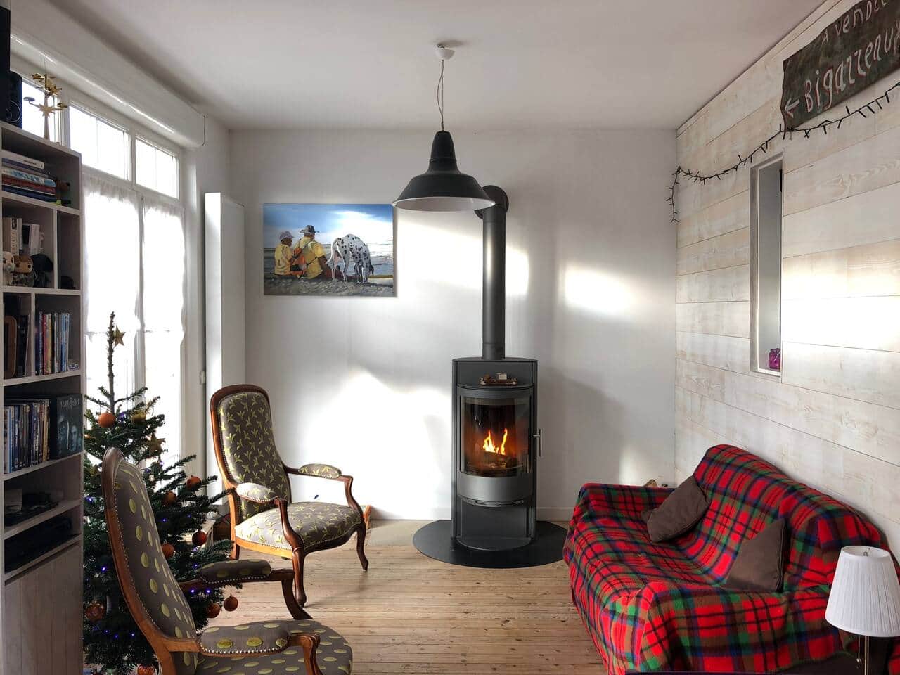 Le salon lumineux et chaleureux