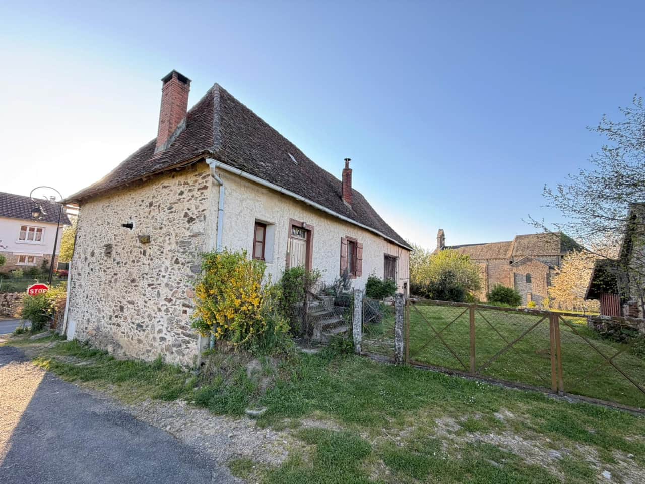 Vue extérieure, place de parking devant le gîte.