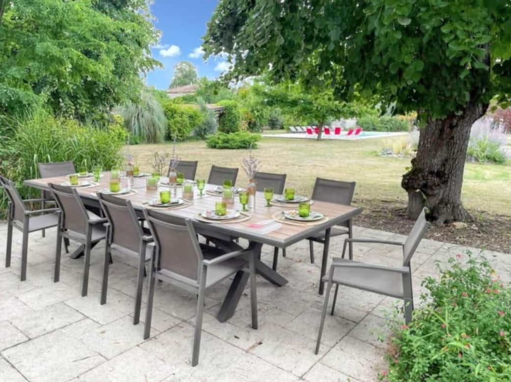 Table sur terrasse maison principale