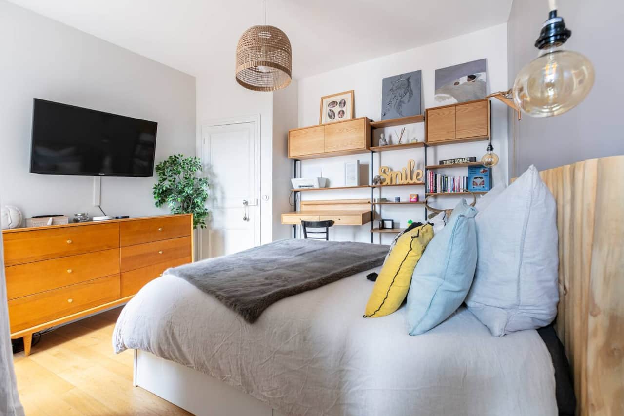 Chambre élégante : Espace lumineux et décoré, parfait pour se détendre dans une ambiance douce et na