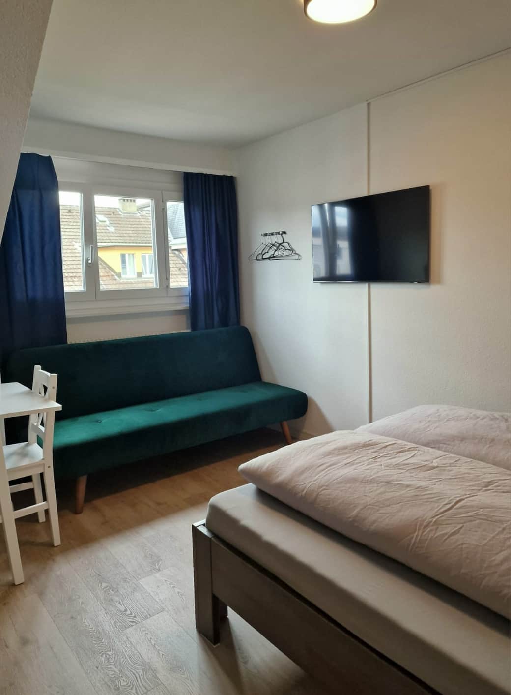 Sofa und Queensize Bett