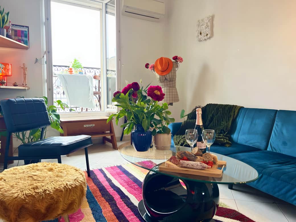 Air-conditioned artistic lounge with unique view of Parisian rooftops and direct access to the private balcony ✨