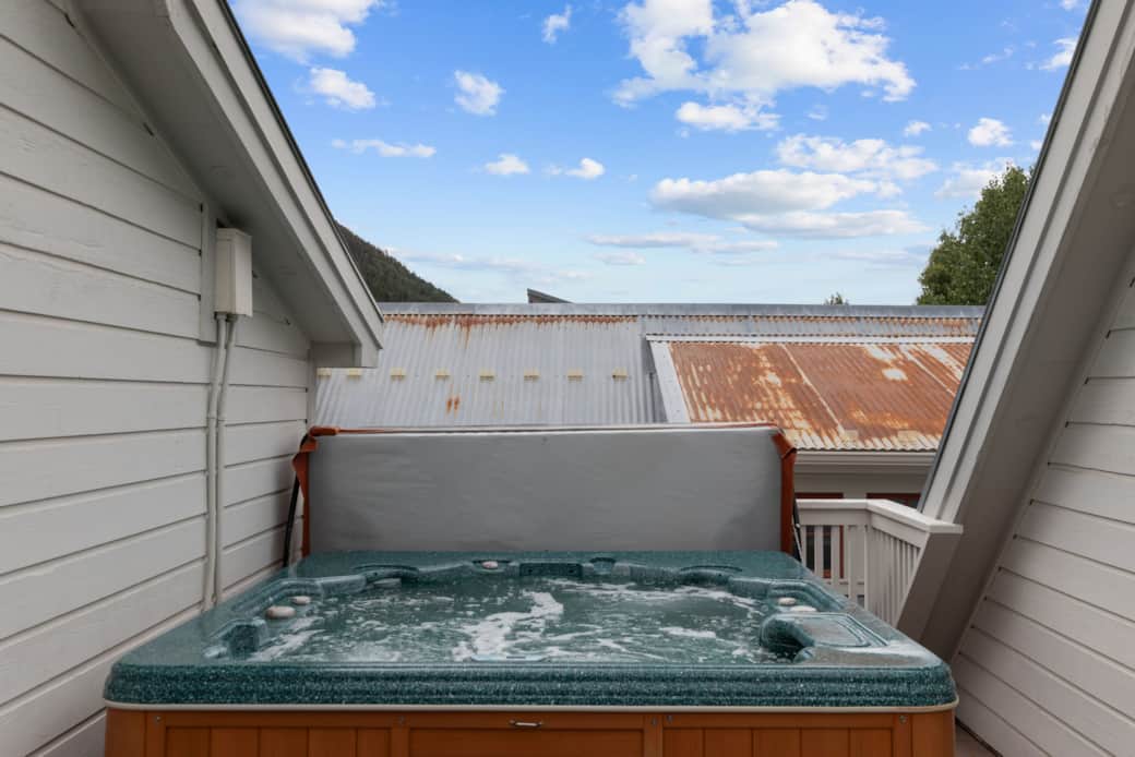The home has access to a shared (with guest house next door) outdoor hot tub The home has access to a shared (with guest house next door) outdoor hot tub
