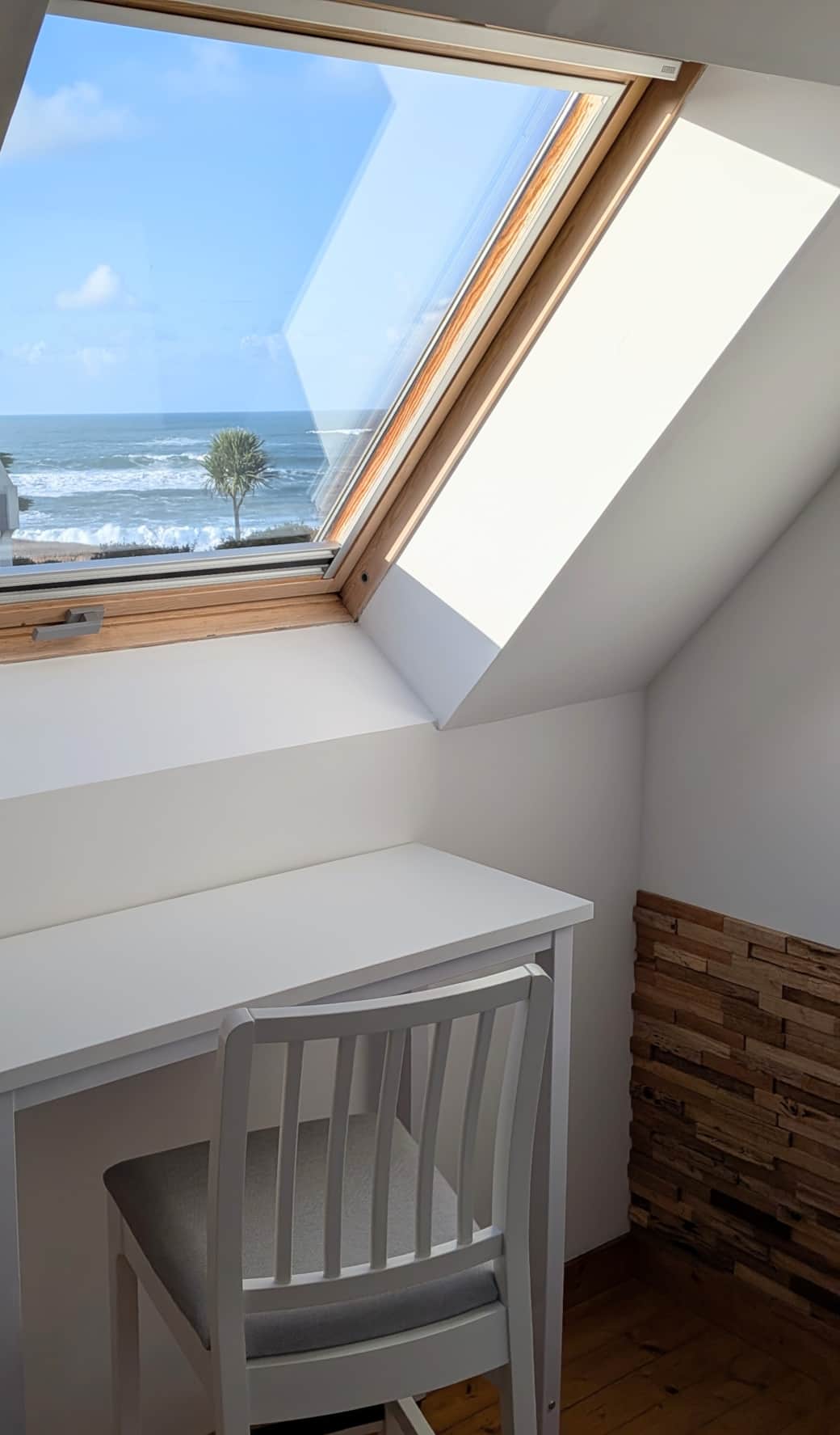 Télétravail avec bureau face à la mer