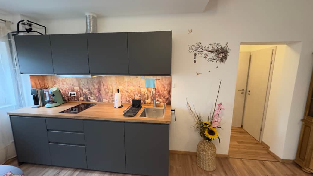 Moderne, voll ausgestattete Küche für entspanntes Kochen und Genießen Moderne, voll ausgestattete Küche für entspanntes Kochen und Genießen