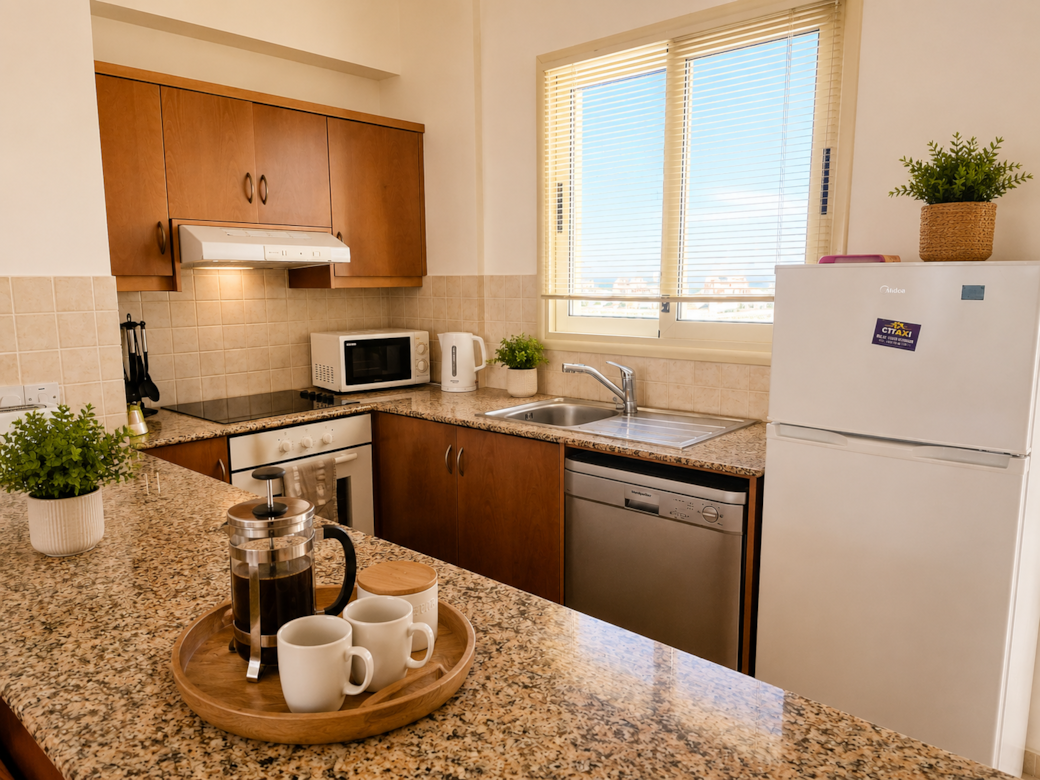 Bright kitchen, well equipped