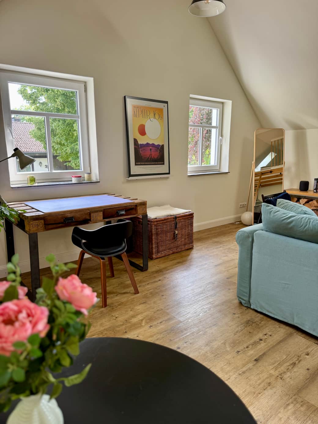 Schreibtisch und Fenster