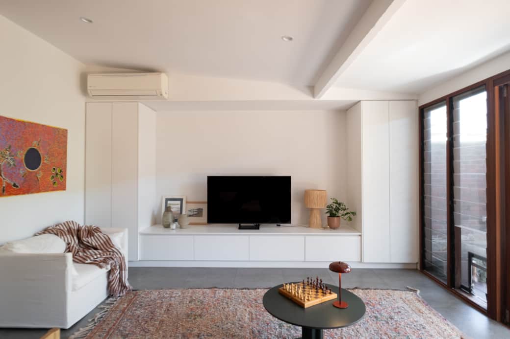 10 TR Loungeroom TV