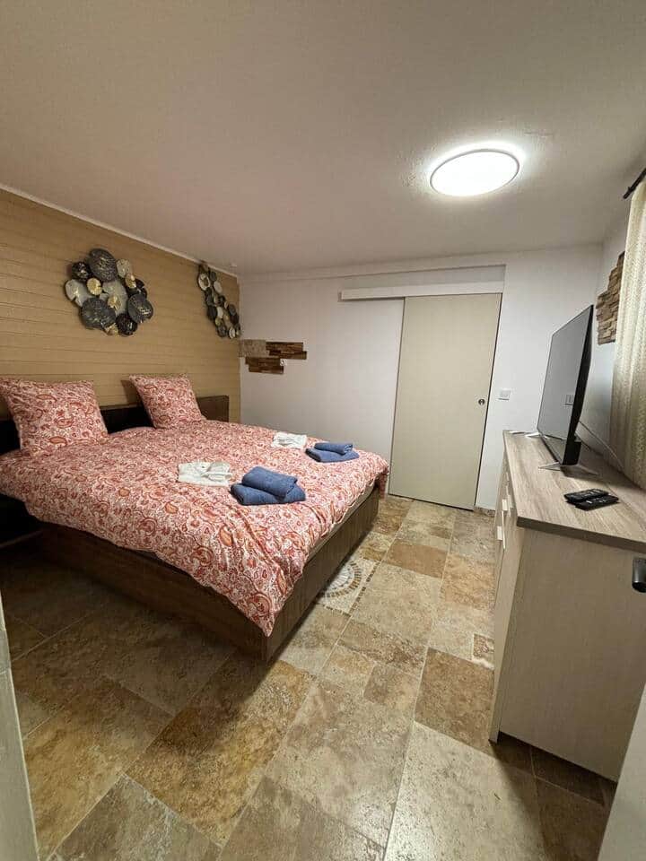 Chambre lit double avec tv et climatisation