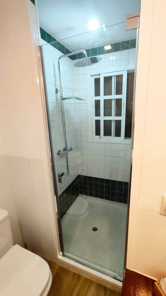 DUCHA CON MAMPARA CRISTAL