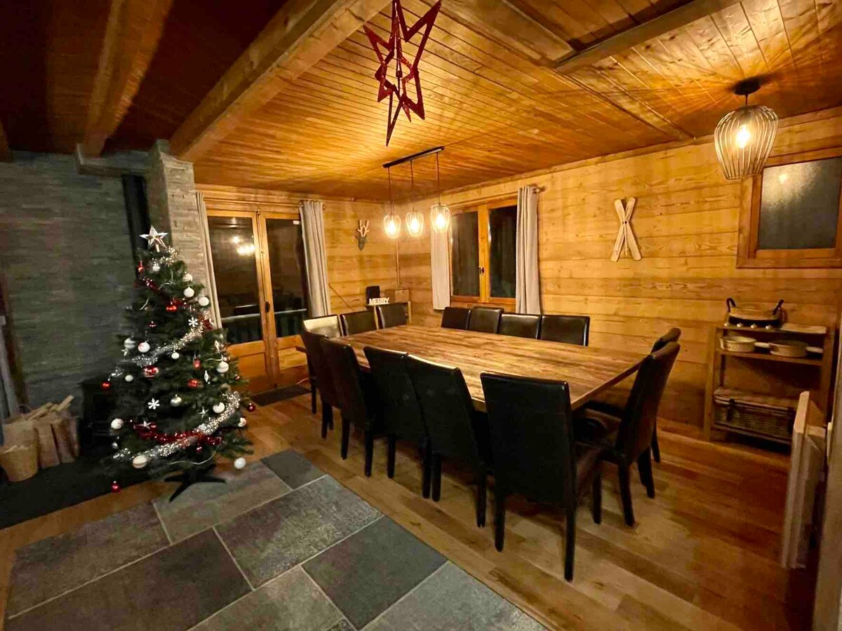 Salle à manger, grande table pour 14 convives