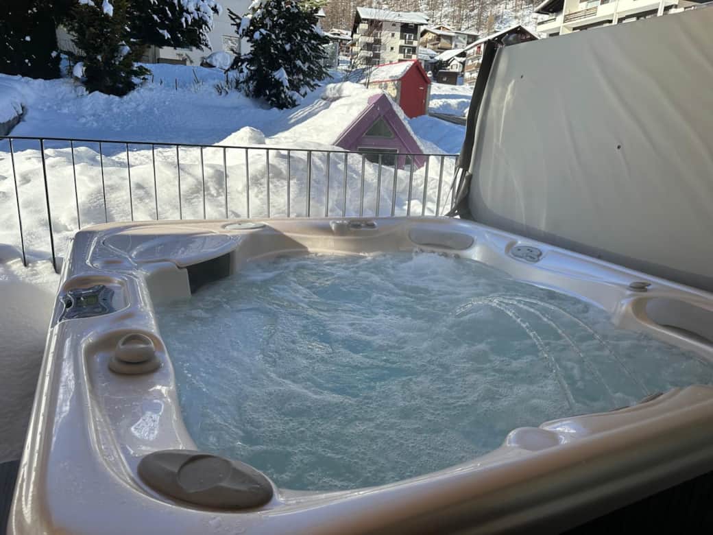 Hot tub (additional fees)