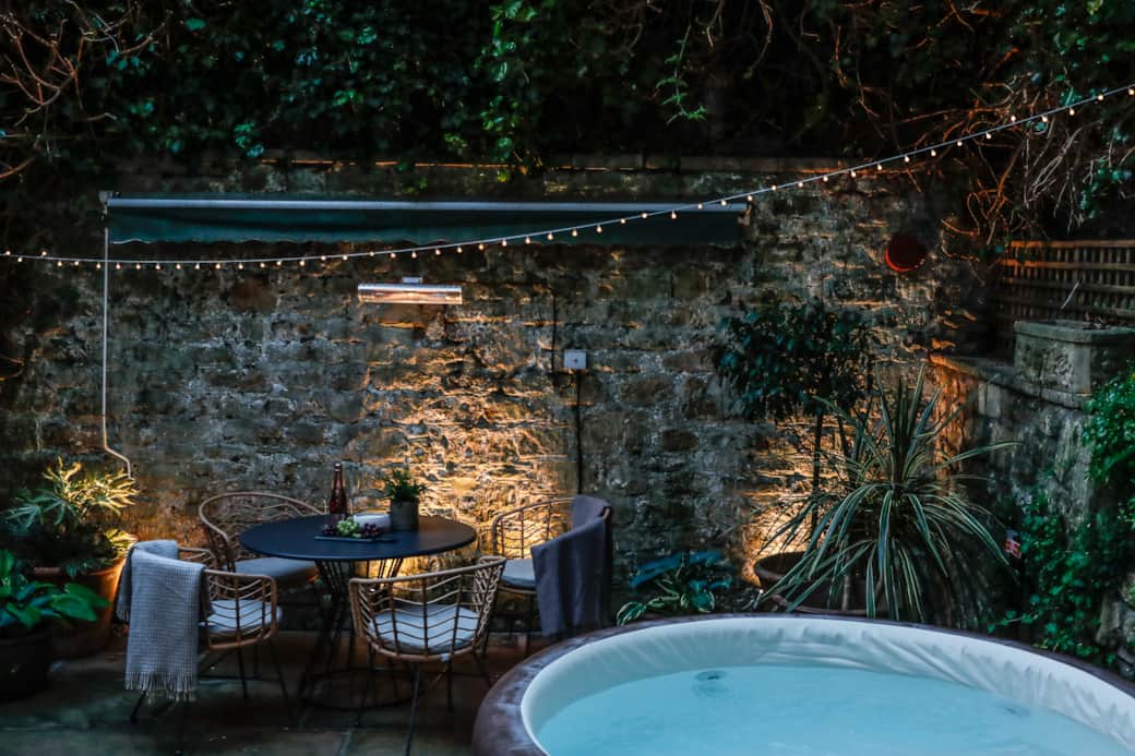 Courtyard / hot tub