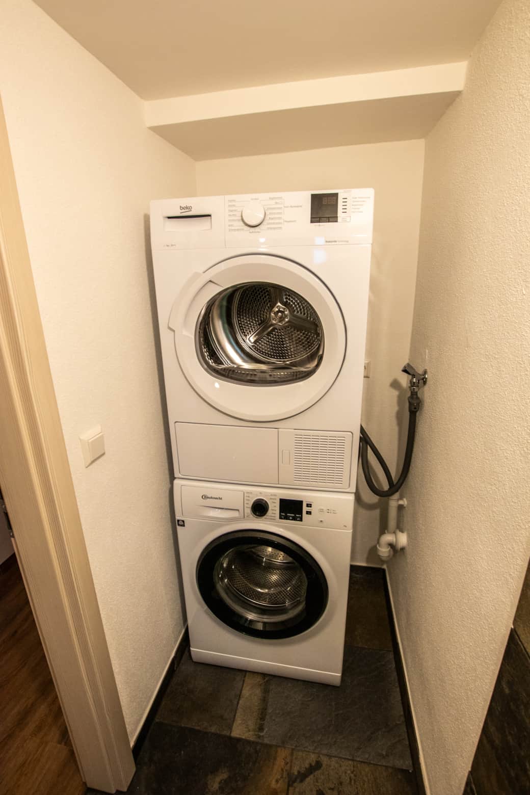 Trockner und Waschmaschine im WC