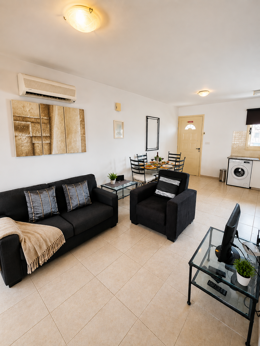 Lounge area with tv and wifi