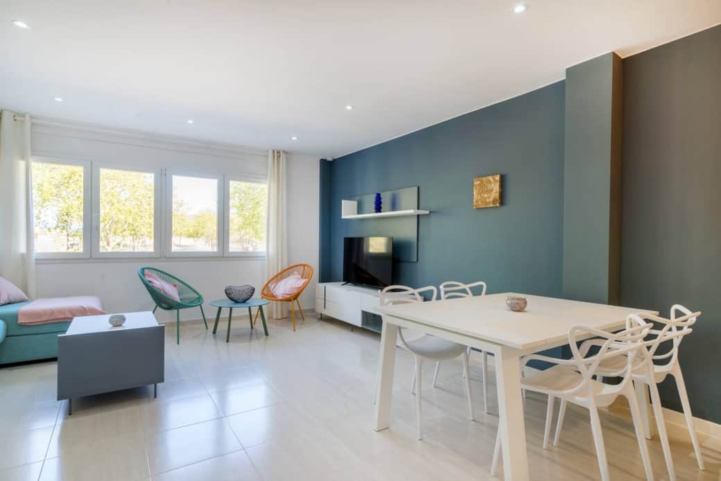 Ruime woonkamer met snelle gratis WIFI, Smart tv met ES-FR-GB-DE-NL zenders en apps.