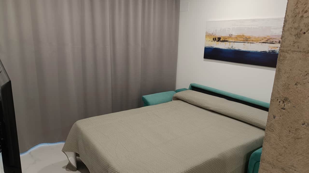 Sofá cama preparado con decoración artística