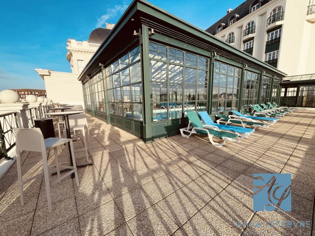 Chaises longues autour de la piscine pour profiter du solarium