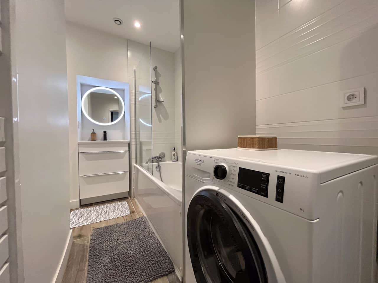 Salle de bain avec machine à laver