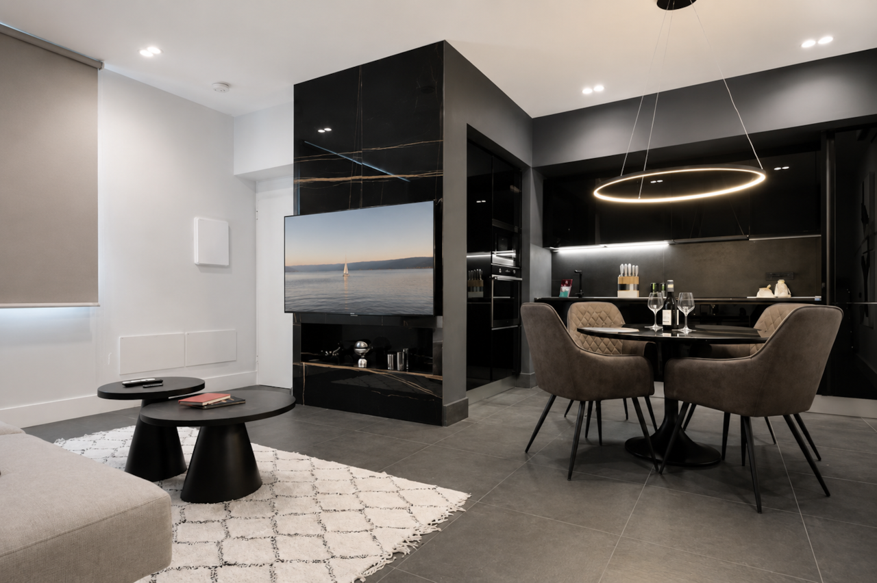 Cavour 31a open plan living dining table smart tv