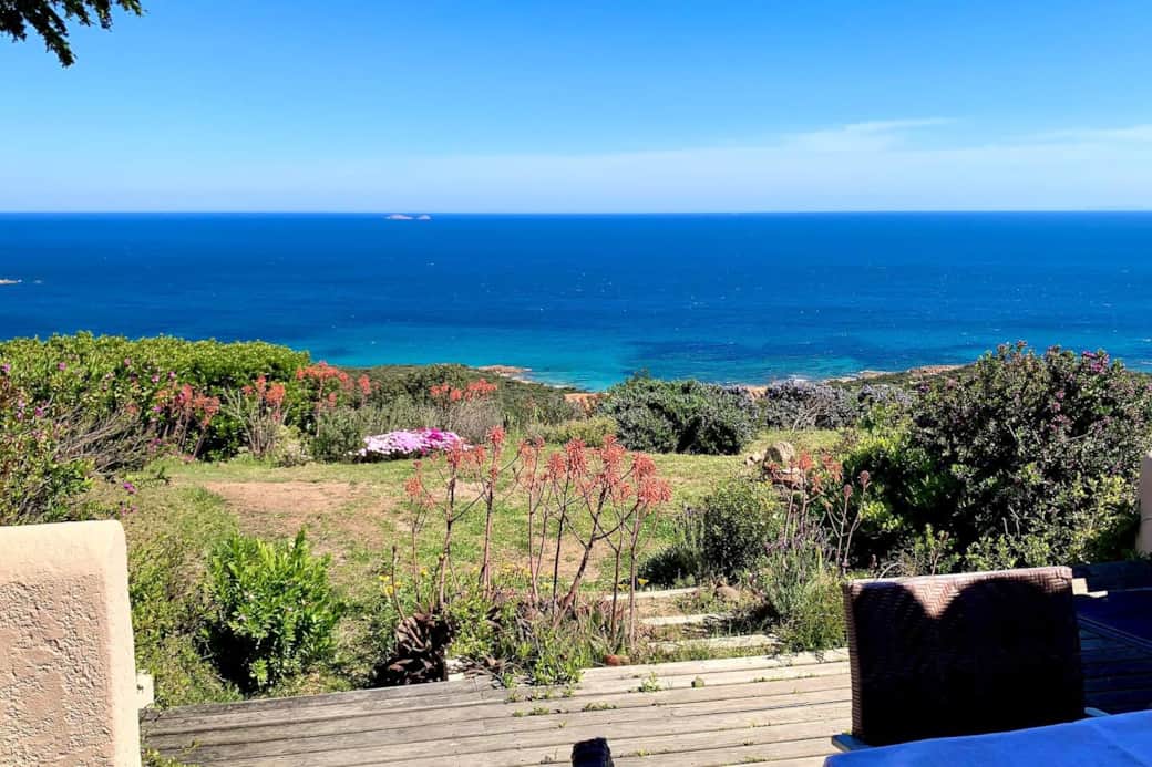 Vue panoramique sur la mer depuis la terrasse de la maison.