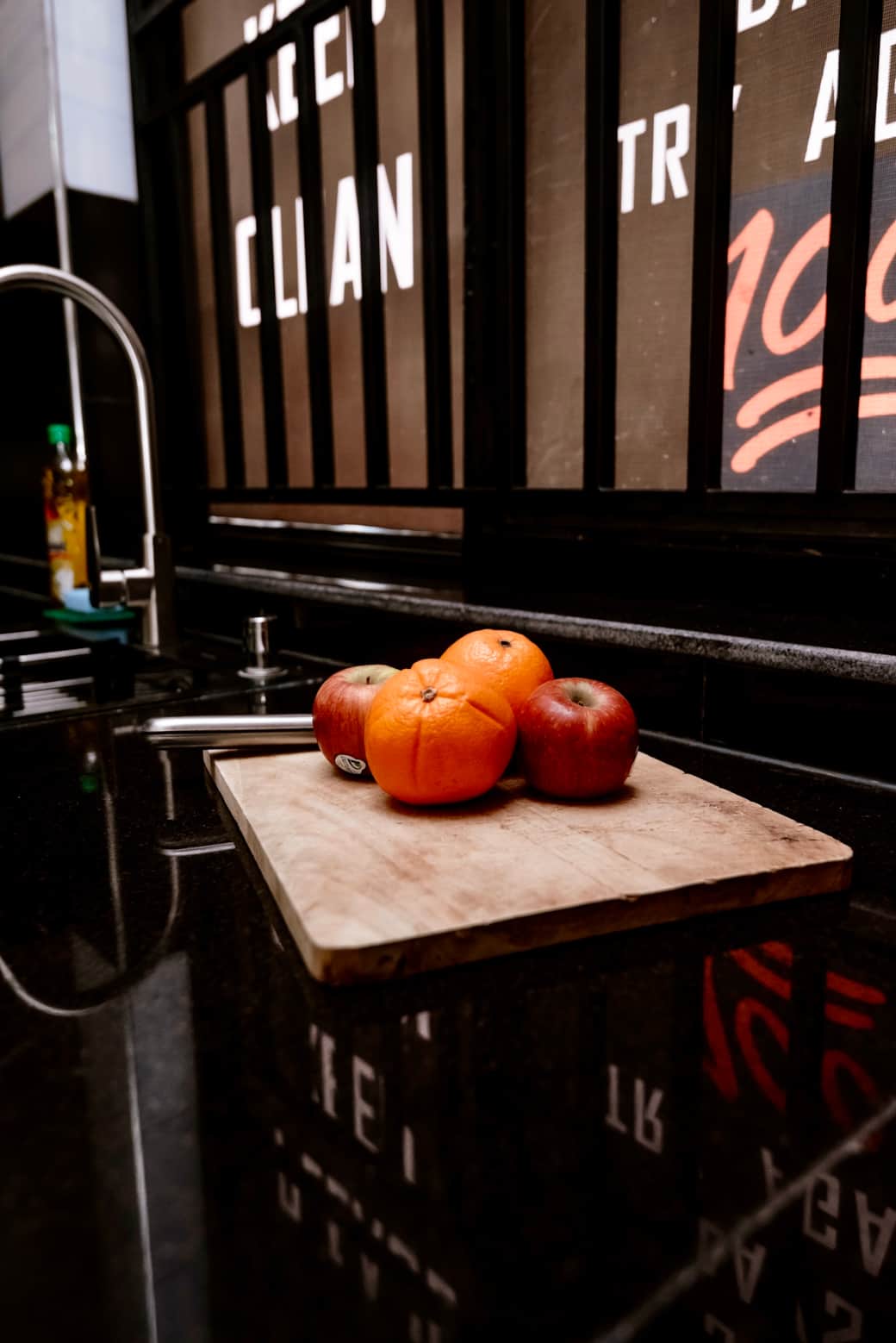 Fruits sur la planche à découper