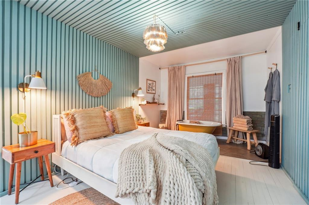 Master Bedroom: 1x Queen Bed