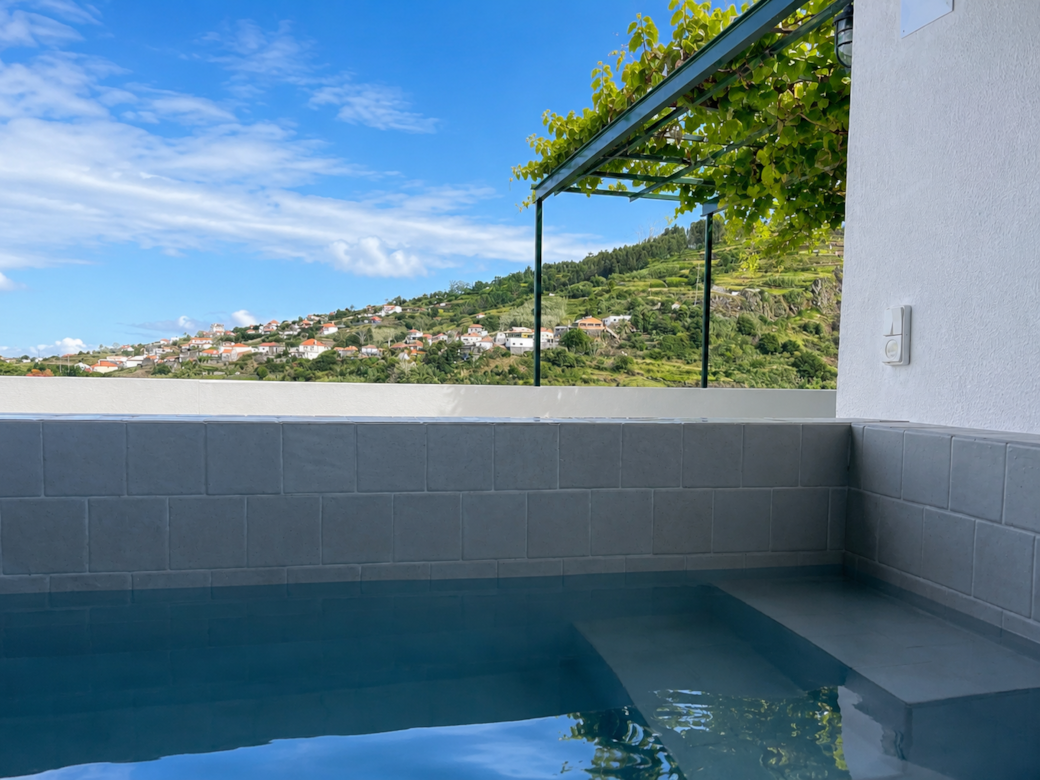 Buitenbad gastenverblijf Madeira Suite Vinha