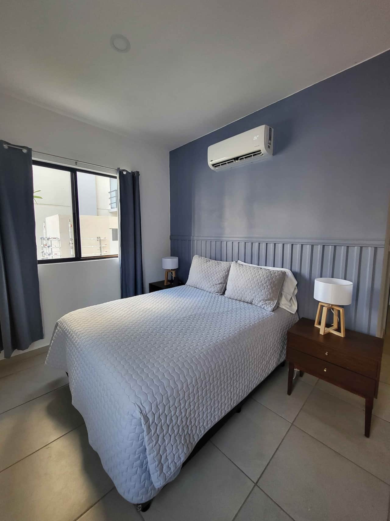 Master bedroom, queen bed