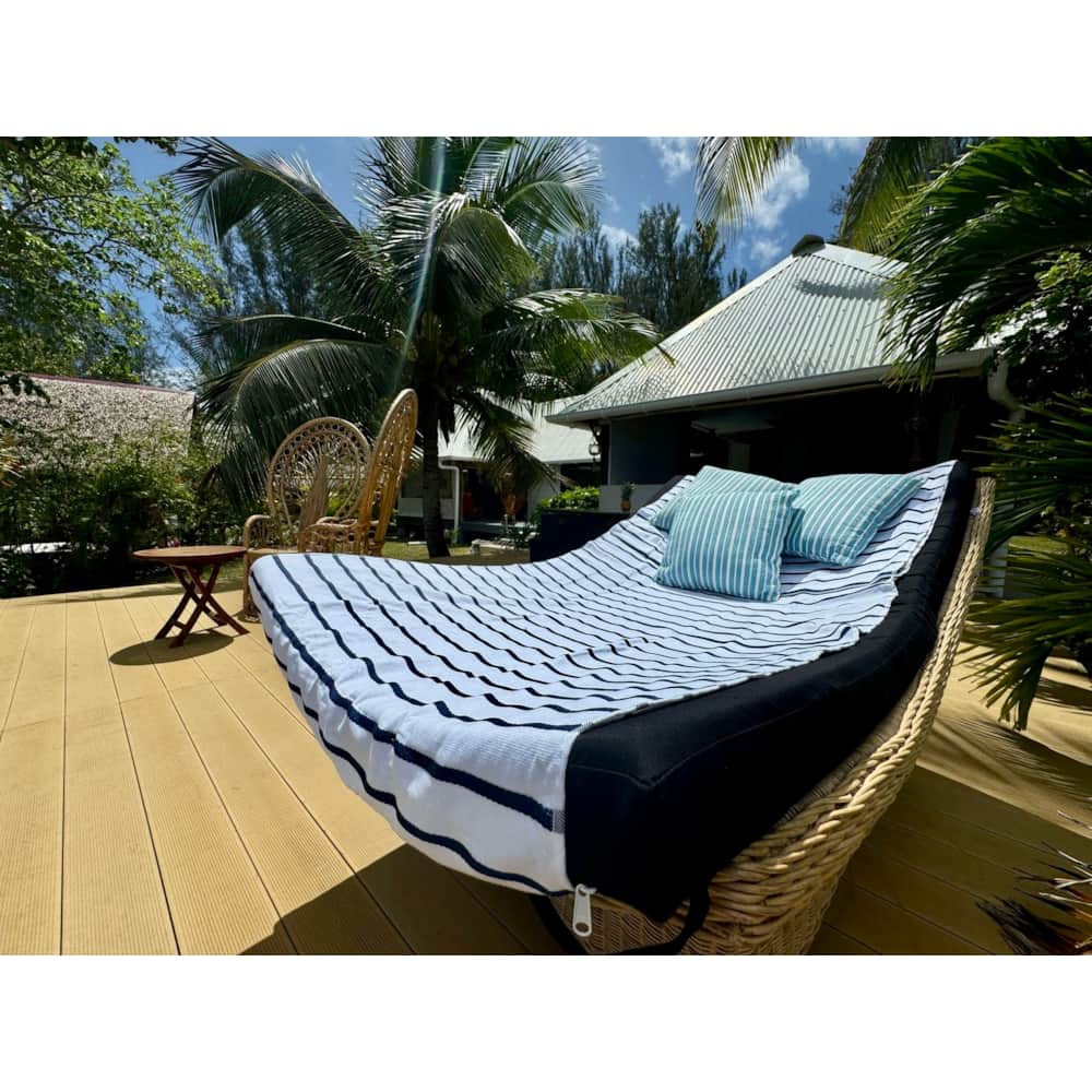 Terrasse Fare One donnant sur le lagon