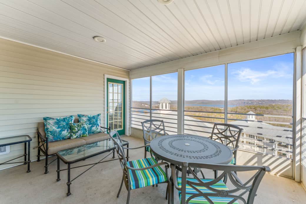 Screened in porch Screened in porch
