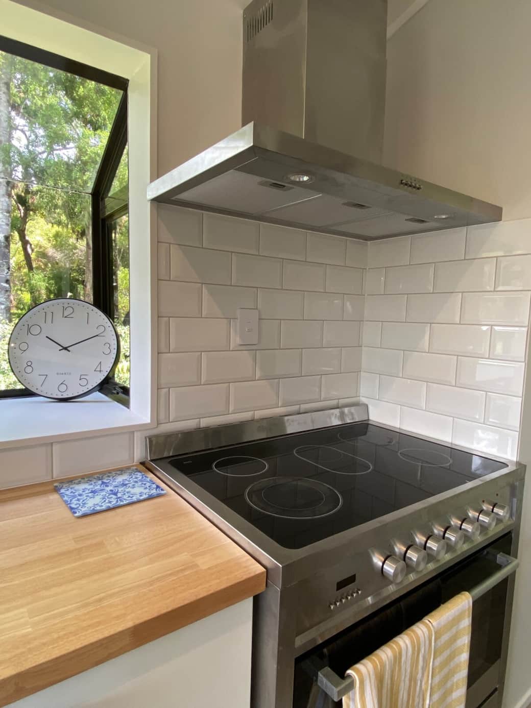 Full size oven, cooktop and rangehood. Cook up a proper holiday feast