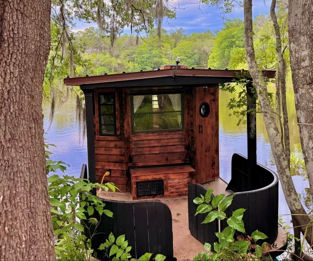 Cabinboat on private cove