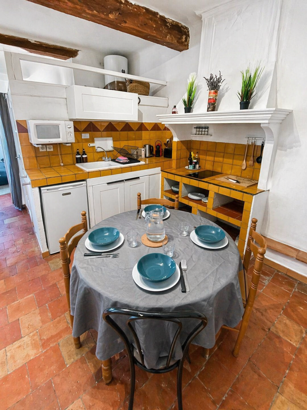 Provençal kitchen, microwave, coffee machine, crockery, utensils, dining area, dining table,