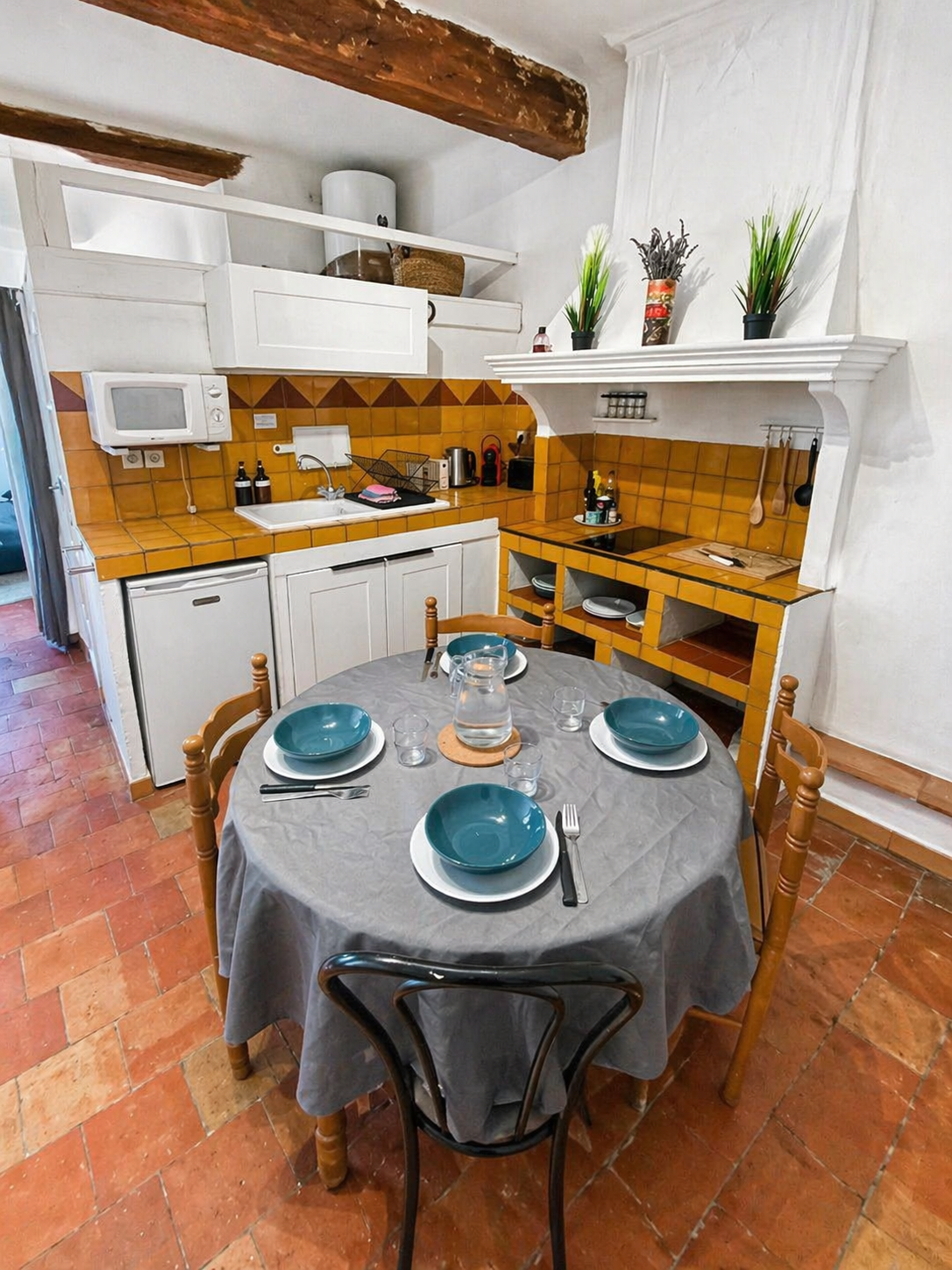 cuisine provençale, micro-ondes, machine à café, vaisselle, ustensiles, coin repas, table à manger,