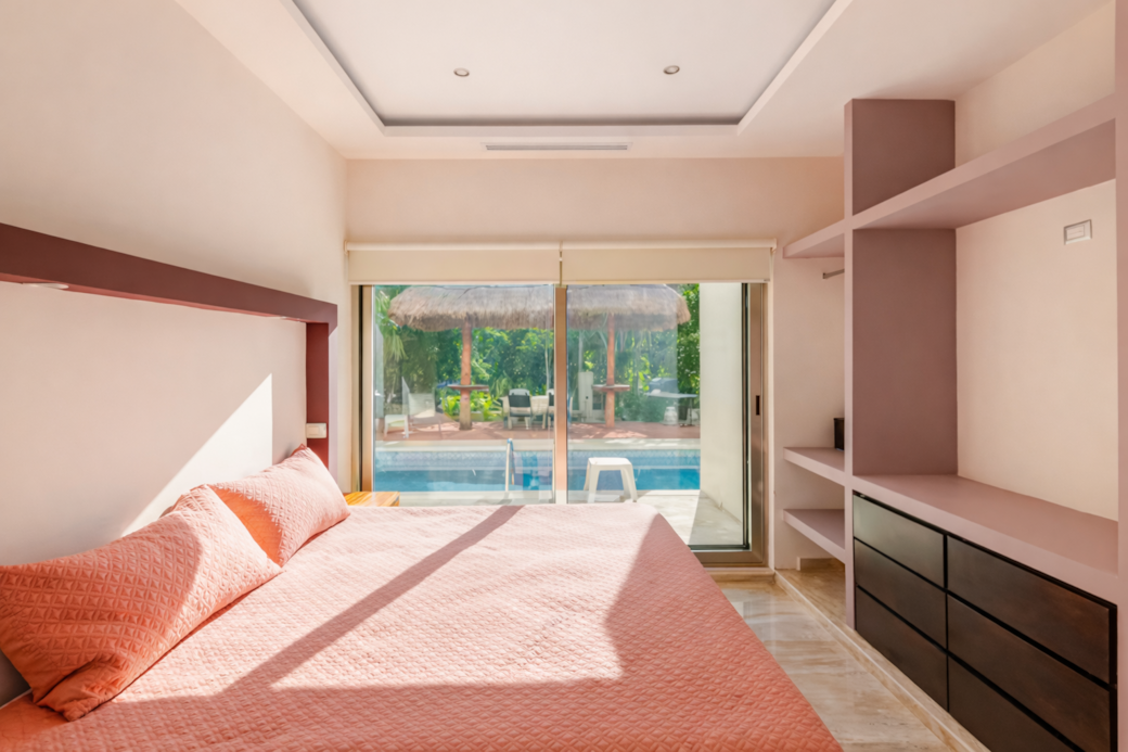 Dormitorio moderno con vista a piscina