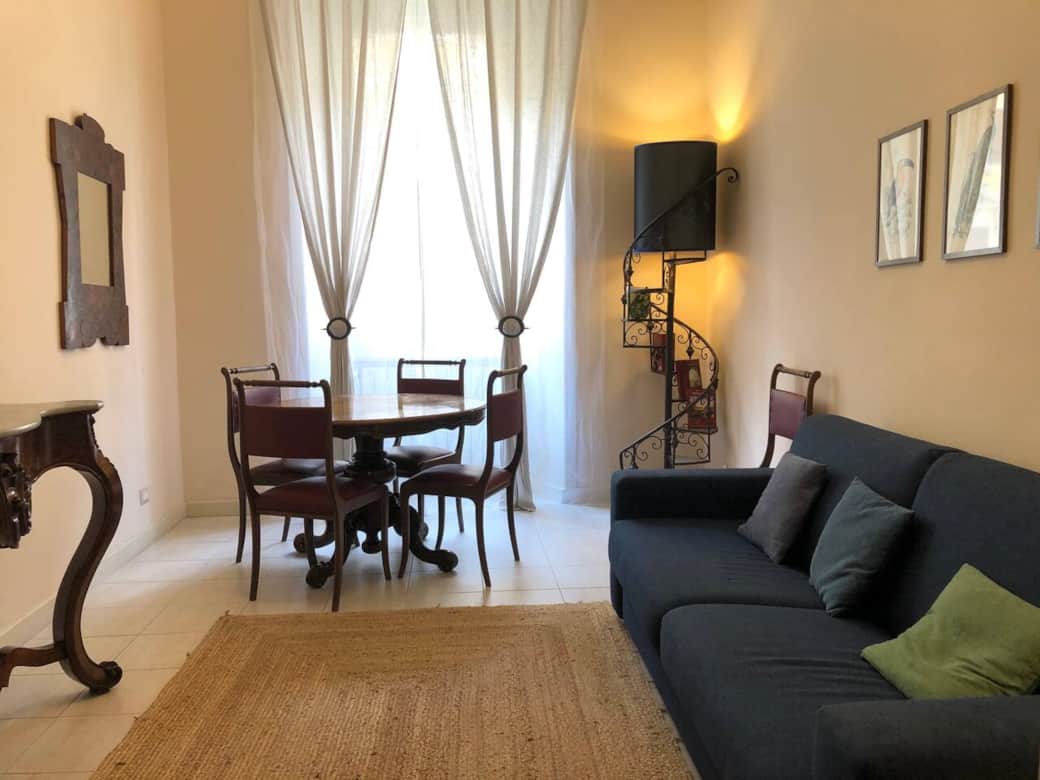 La luminosa atmosfera del soggiorno e della sala da pranzo per un grande relax. Con smart-TV e una magnifica biblioteca! Le grandi finestre si aprono su via Ottaviano. Restare affacciati è un piacevole passatempo rilassante! La luminosa atmosfera del soggiorno e della sala da pranzo per un grande relax. Con smart-TV e una magnifica biblioteca! Le grandi finestre si aprono su via Ottaviano. Restare affacciati è un piacevole passatempo rilassante!