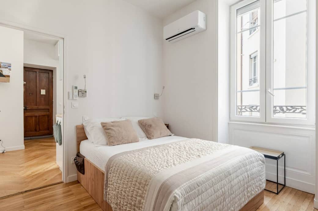 La chambre est attenante à la salle de bain. Climatisation et literie de qualité pour passer une très bonne nuit. La chambre est attenante à la salle de bain. Climatisation et literie de qualité pour passer une très bonne nuit.