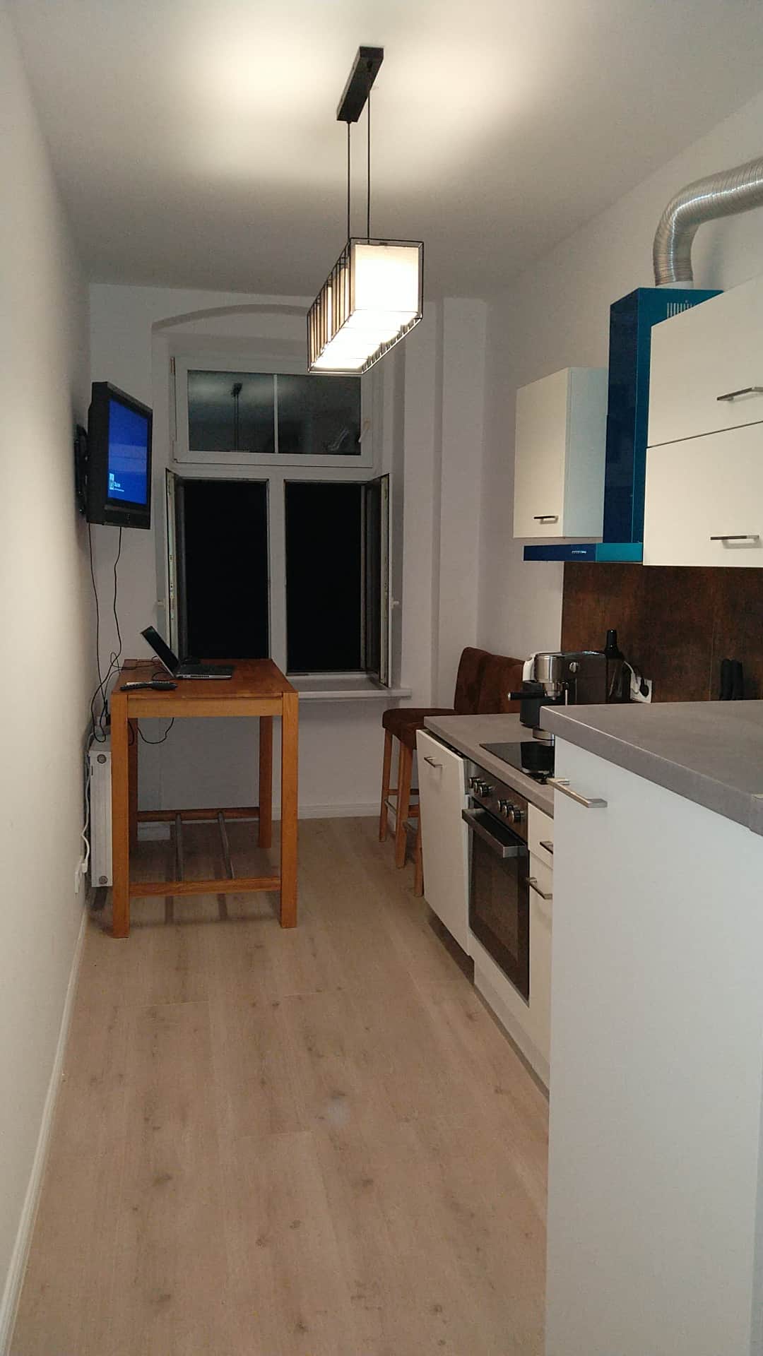 Bar/ Homeofficearbeitsplatz mit Smart TV
