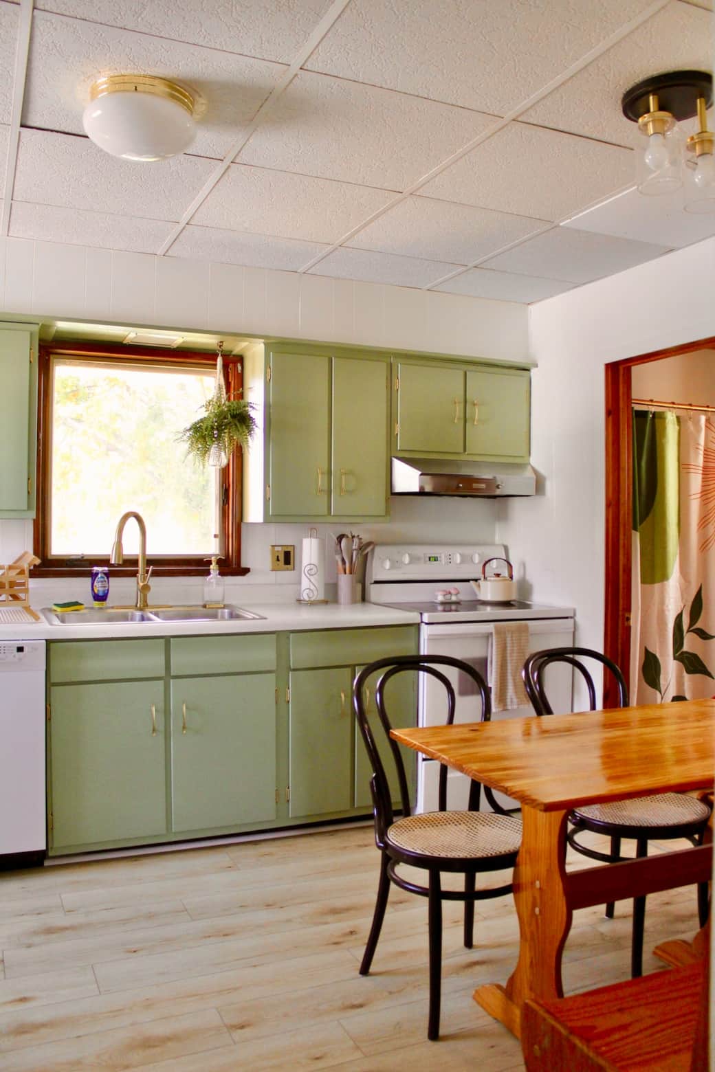 Fully-equipped kitchen with new dishwasher & fridge Fully-equipped kitchen with new dishwasher & fridge