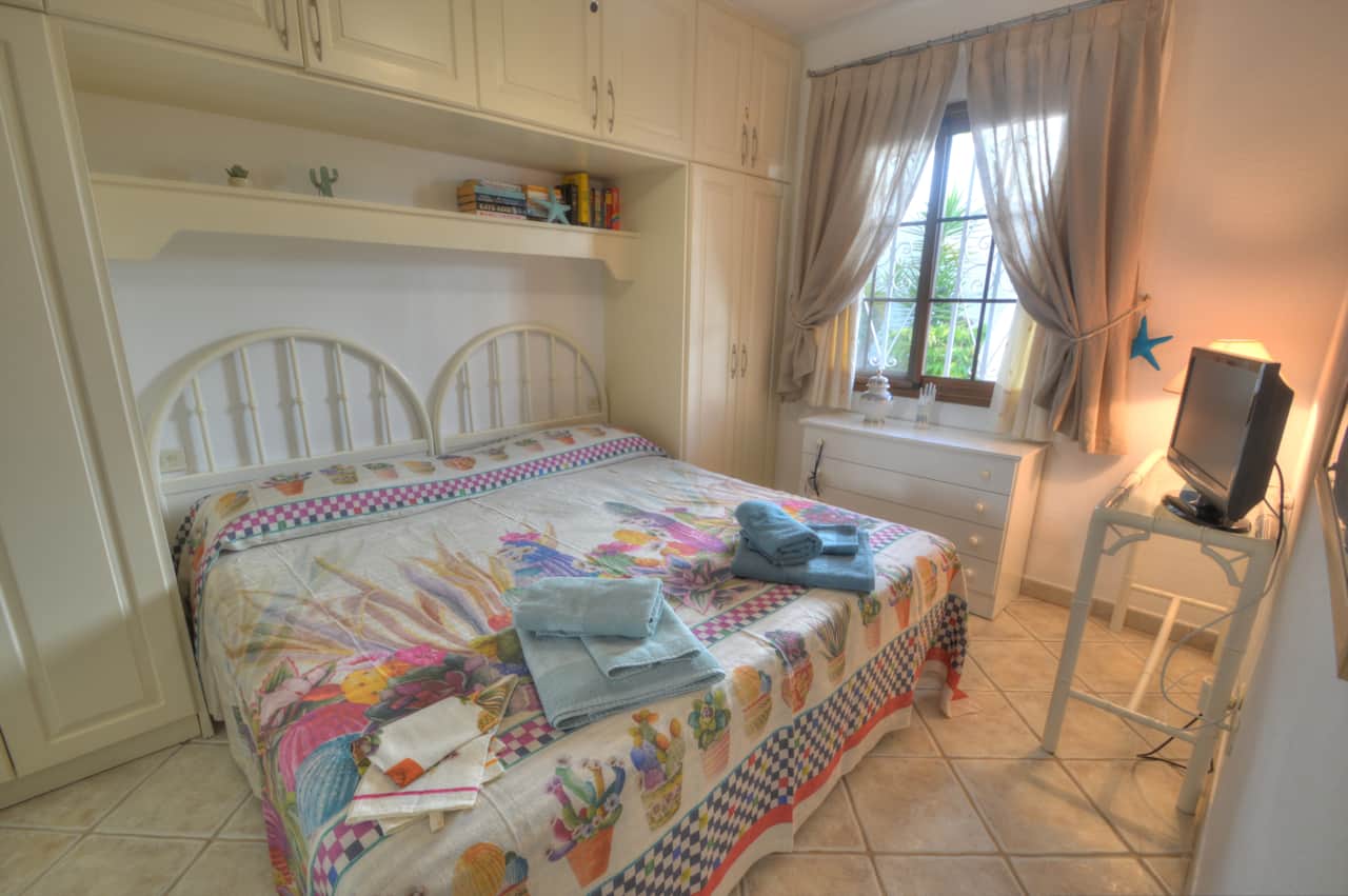 Dormitorio con camas individuales