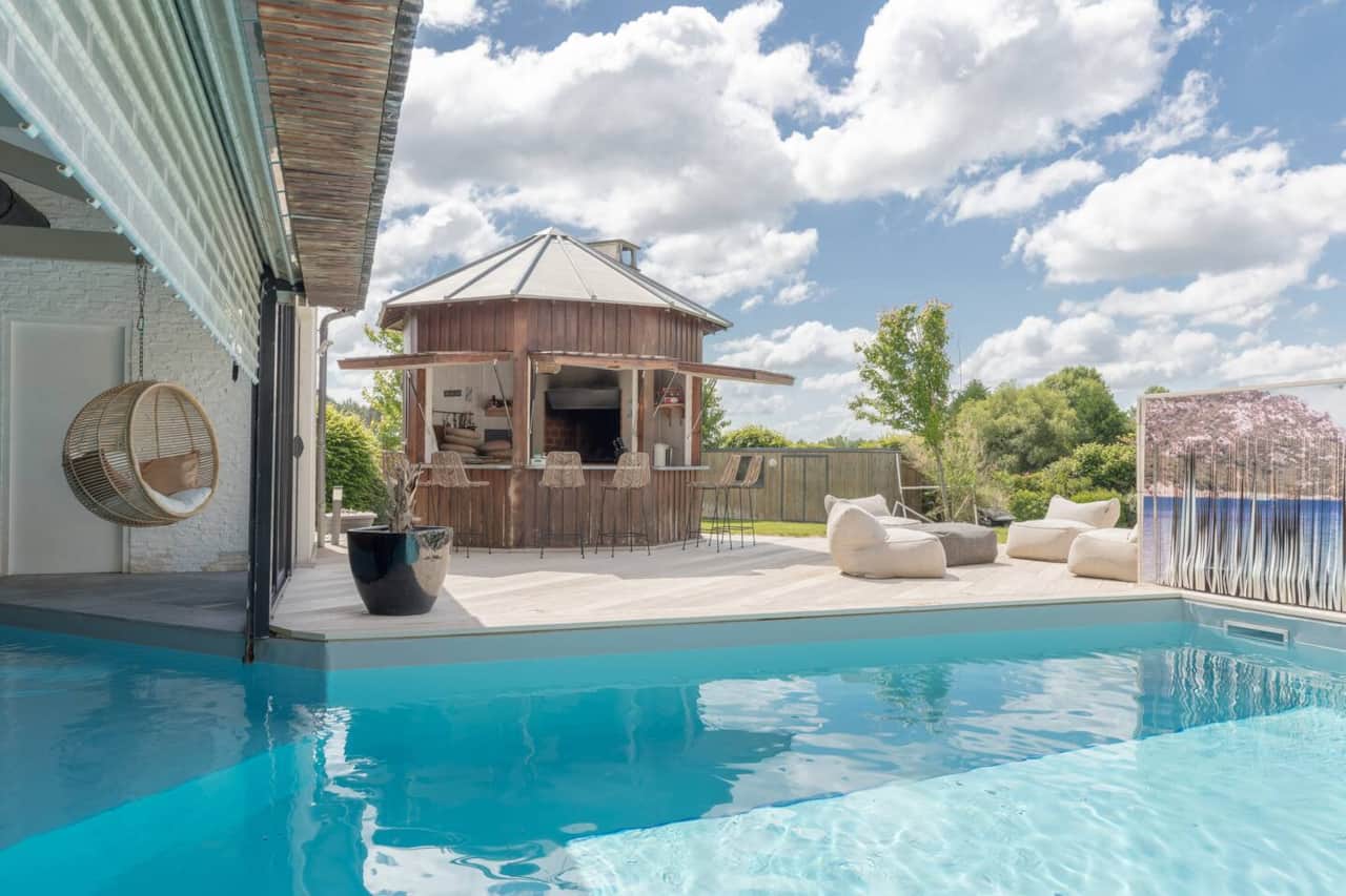 Piscine extérieur et cuisine d'été
