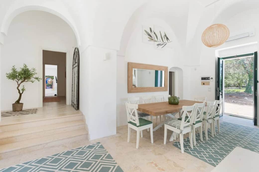 Domed entrance hall and eating area 